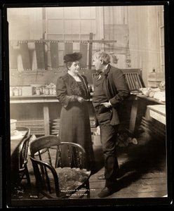 Thomas Edison och hans andra hustru i hans laboratorium, 1906 (silvergelatintryck)